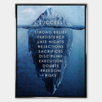Motywacyjny obraz na płótnie Iceberg of Success marki Huephant. Wydruk galeryjny przedstawiający górę lodową sukcesu w czarnej ramie, sztuka nowoczesna do biura.