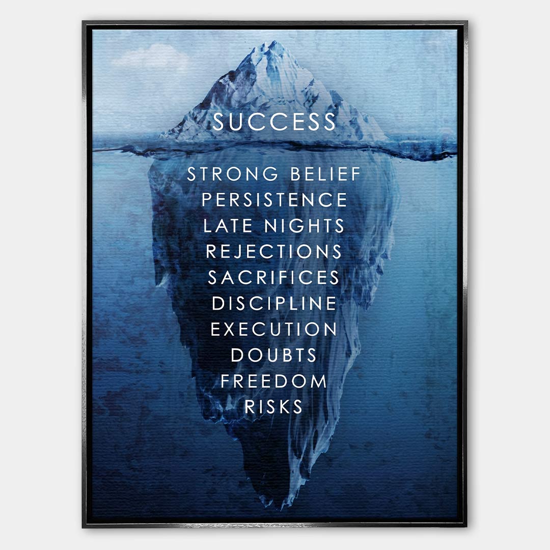 Motywacyjny obraz na płótnie Iceberg of Success marki Huephant. Wydruk galeryjny przedstawiający górę lodową sukcesu w czarnej ramie, sztuka nowoczesna do biura.