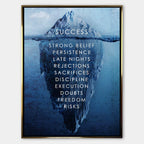 Motywacyjny obraz na płótnie Iceberg of Success marki Huephant. Wydruk galeryjny przedstawiający górę lodową sukcesu w czarnej ramie, sztuka nowoczesna do biura.