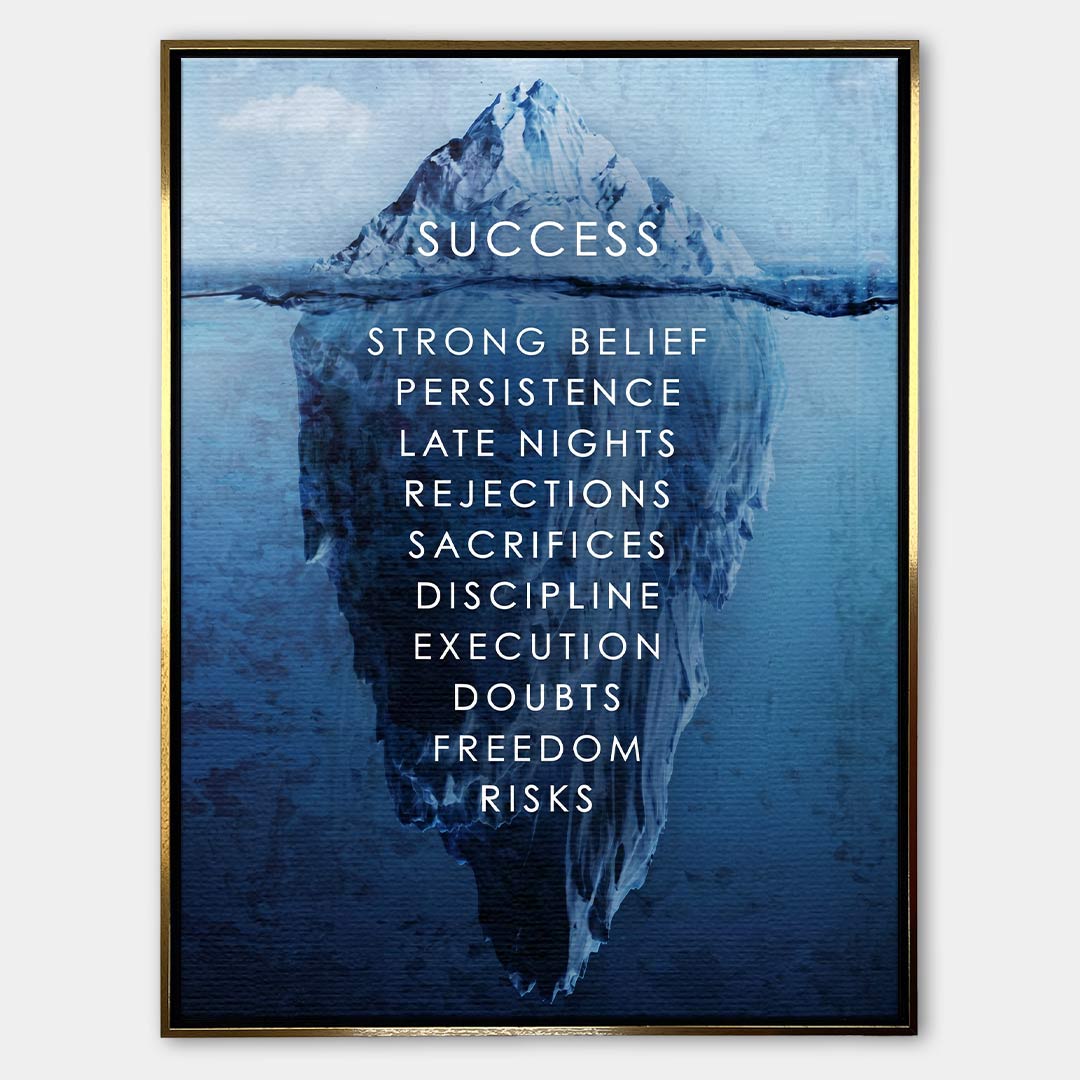 Motywacyjny obraz na płótnie Iceberg of Success marki Huephant. Wydruk galeryjny przedstawiający górę lodową sukcesu w czarnej ramie, sztuka nowoczesna do biura.