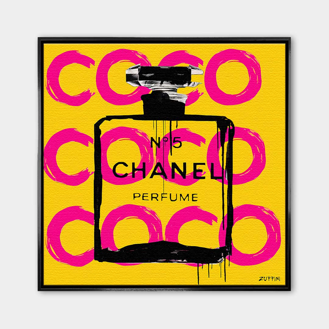 Obraz na płótnie Coco Perfume. Nowoczesna sztuka i wydruk galeryjny pop-art z kultową butelką perfum, czarnymi zaciekami i różowymi napisami na żółtym tle.