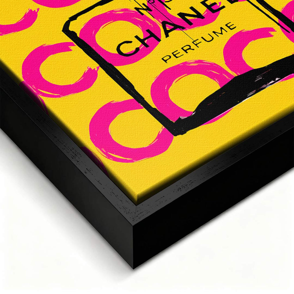 Obraz na płótnie Coco Perfume. Nowoczesna sztuka i wydruk galeryjny pop-art z kultową butelką perfum, czarnymi zaciekami i różowymi napisami na żółtym tle.