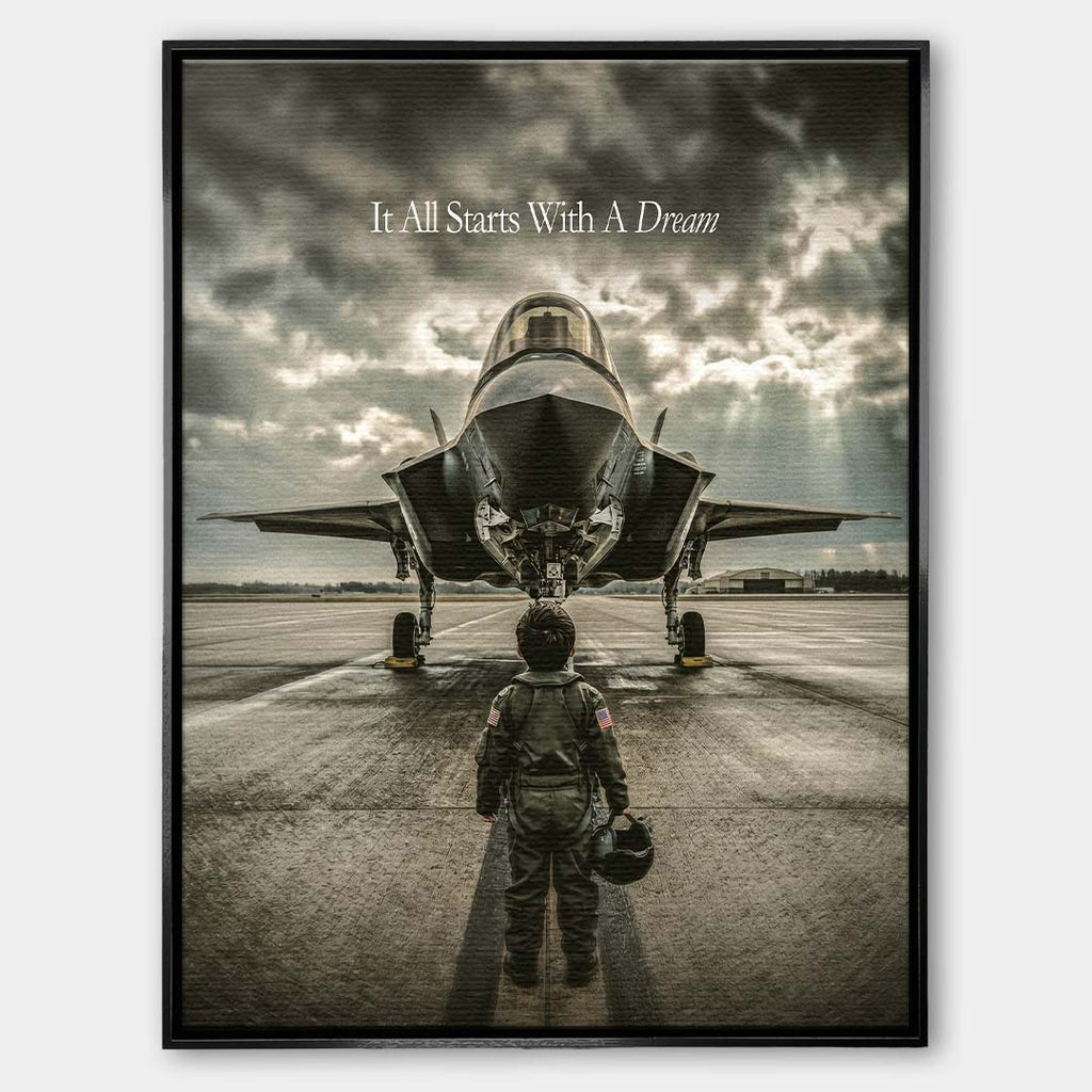 Obraz na płótnie It All Starts With A Dream Jet marki Huephant. Wydruk galeryjny przedstawiający chłopca w kombinezonie pilota przed myśliwcem.