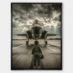 Obraz na płótnie It All Starts With A Dream Jet marki Huephant. Wydruk galeryjny przedstawiający chłopca w kombinezonie pilota przed myśliwcem.