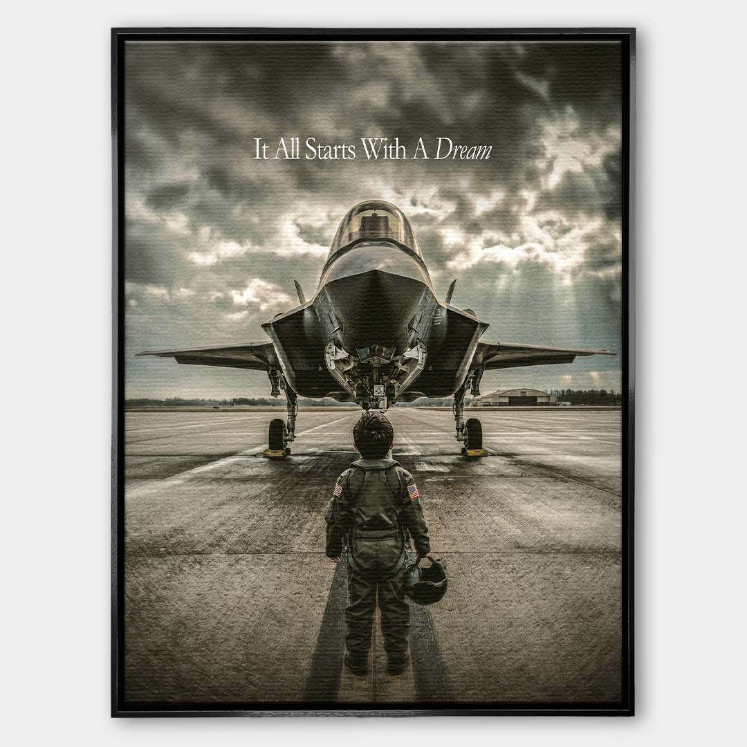 Obraz na płótnie It All Starts With A Dream Jet marki Huephant. Wydruk galeryjny przedstawiający chłopca w kombinezonie pilota przed myśliwcem.