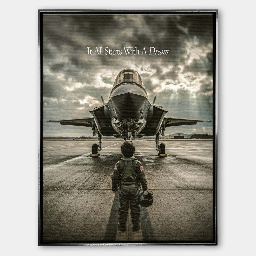 Obraz na płótnie It All Starts With A Dream Jet marki Huephant. Wydruk galeryjny przedstawiający chłopca w kombinezonie pilota przed myśliwcem.