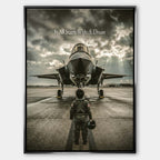 Obraz na płótnie It All Starts With A Dream Jet marki Huephant. Wydruk galeryjny przedstawiający chłopca w kombinezonie pilota przed myśliwcem.