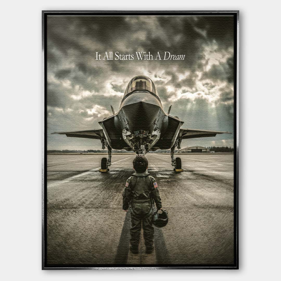 Obraz na płótnie It All Starts With A Dream Jet marki Huephant. Wydruk galeryjny przedstawiający chłopca w kombinezonie pilota przed myśliwcem.