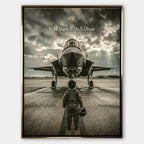 Obraz na płótnie It All Starts With A Dream Jet marki Huephant. Wydruk galeryjny przedstawiający chłopca w kombinezonie pilota przed myśliwcem.
