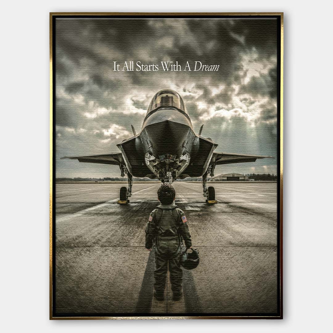 Obraz na płótnie It All Starts With A Dream Jet marki Huephant. Wydruk galeryjny przedstawiający chłopca w kombinezonie pilota przed myśliwcem.