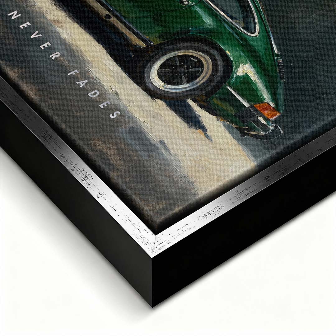 Obraz na płótnie z klasycznym zielonym coupé i napisem Legacy Never Fades, motoryzacyjny wydruk galeryjny w stylu vintage.