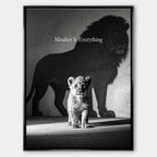 Czarno-biały obraz na płótnie Lion Mindset marki Huephant. Wydruk galeryjny przedstawiający lwiątko rzucające cień wielkiego lwa w czarnej ramie.