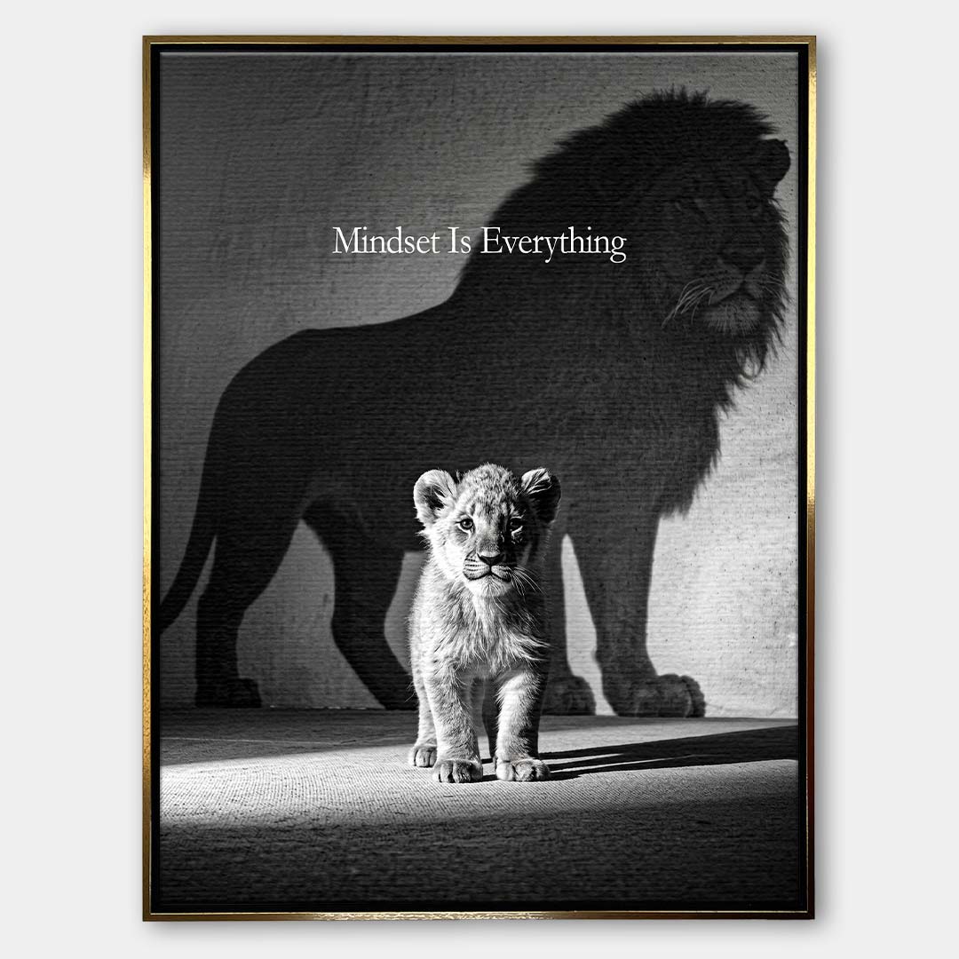 Czarno-biały obraz na płótnie Lion Mindset marki Huephant. Wydruk galeryjny przedstawiający lwiątko rzucające cień wielkiego lwa w czarnej ramie.