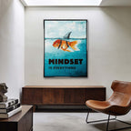 Obraz na płótnie przedstawiający złotą rybkę z płetwą rekina i napisem Mindset Is Everything, wydruk galeryjny, sztuka nowoczesna.