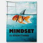 Obraz na szkle akrylowym przedstawiający złotą rybkę z płetwą rekina i napisem Mindset Is Everything, wydruk galeryjny, sztuka nowoczesna.