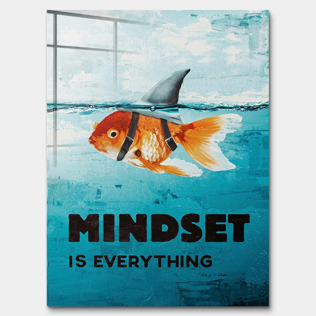 Obraz na szkle akrylowym przedstawiający złotą rybkę z płetwą rekina i napisem Mindset Is Everything, wydruk galeryjny, sztuka nowoczesna.