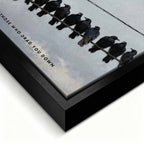 motywacyjny Obraz na płótnie Better to Walk Alone – biała gołębica pośród czarnych ptaków, symbol niezależności i siły charakteru, sztuka Huephant.