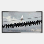 motywacyjny Obraz na płótnie Better to Walk Alone – biała gołębica pośród czarnych ptaków, symbol niezależności i siły charakteru, sztuka Huephant.