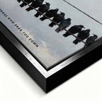 motywacyjny Obraz na płótnie Better to Walk Alone – biała gołębica pośród czarnych ptaków, symbol niezależności i siły charakteru, sztuka Huephant.