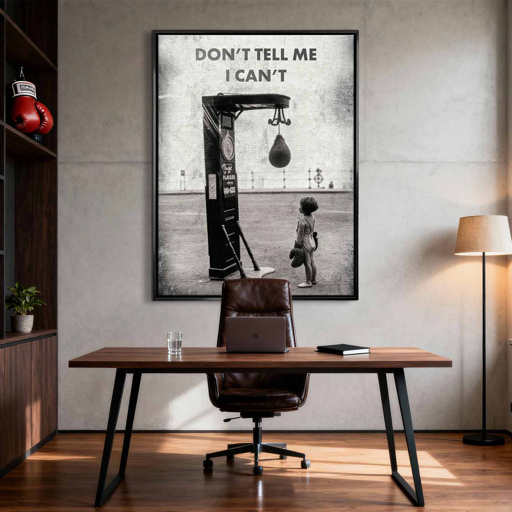 Motywacyjny obraz na płótnie Don’t Tell Me I Can’t – dziecko w rękawicach bokserskich patrzące na worek treningowy, symbol odwagi i determinacji.