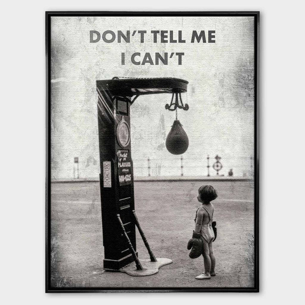 Motywacyjny obraz na płótnie Don’t Tell Me I Can’t – dziecko w rękawicach bokserskich patrzące na worek treningowy, symbol odwagi i determinacji.