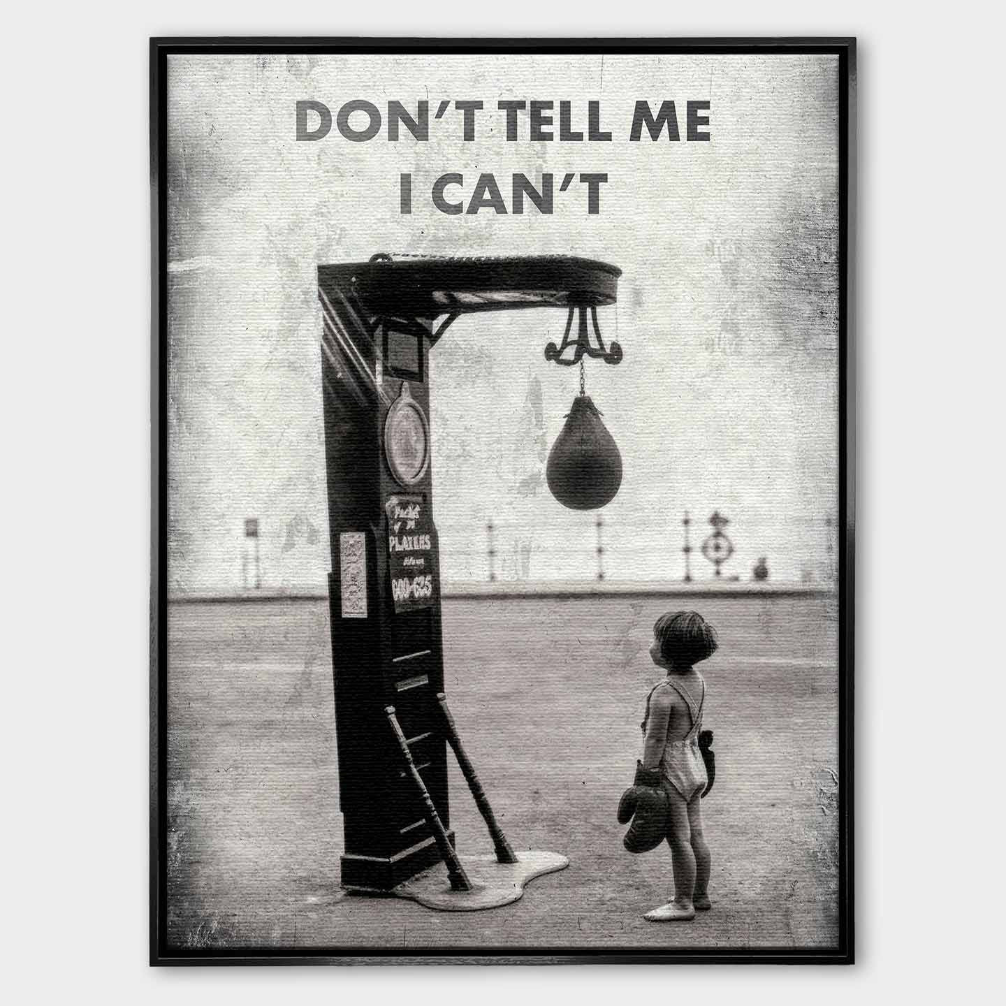 Motywacyjny obraz na płótnie Don’t Tell Me I Can’t – dziecko w rękawicach bokserskich patrzące na worek treningowy, symbol odwagi i determinacji.