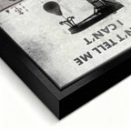 Motywacyjny obraz na płótnie Don’t Tell Me I Can’t – dziecko w rękawicach bokserskich patrzące na worek treningowy, symbol odwagi i determinacji.