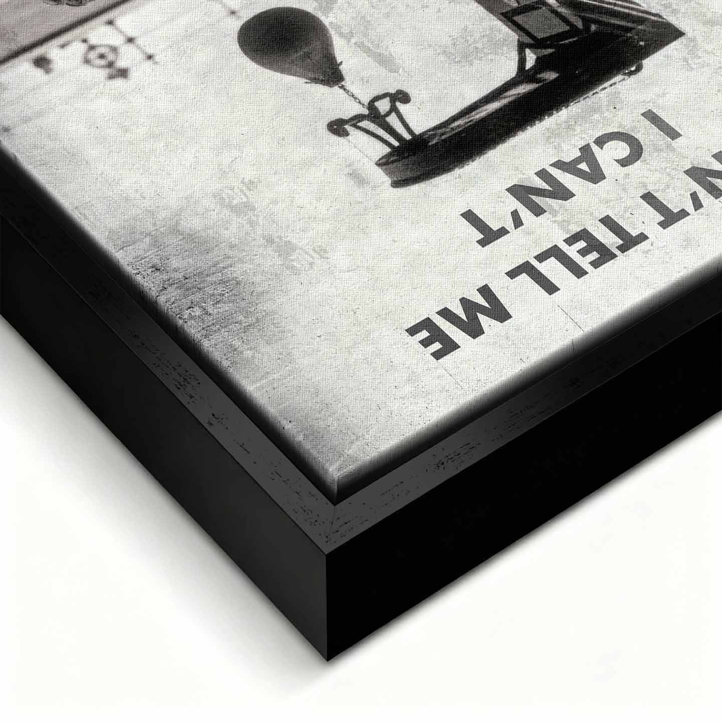 Motywacyjny obraz na płótnie Don’t Tell Me I Can’t – dziecko w rękawicach bokserskich patrzące na worek treningowy, symbol odwagi i determinacji.