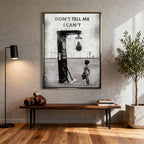 Motywacyjny obraz na płótnie Don’t Tell Me I Can’t – dziecko w rękawicach bokserskich patrzące na worek treningowy, symbol odwagi i determinacji.