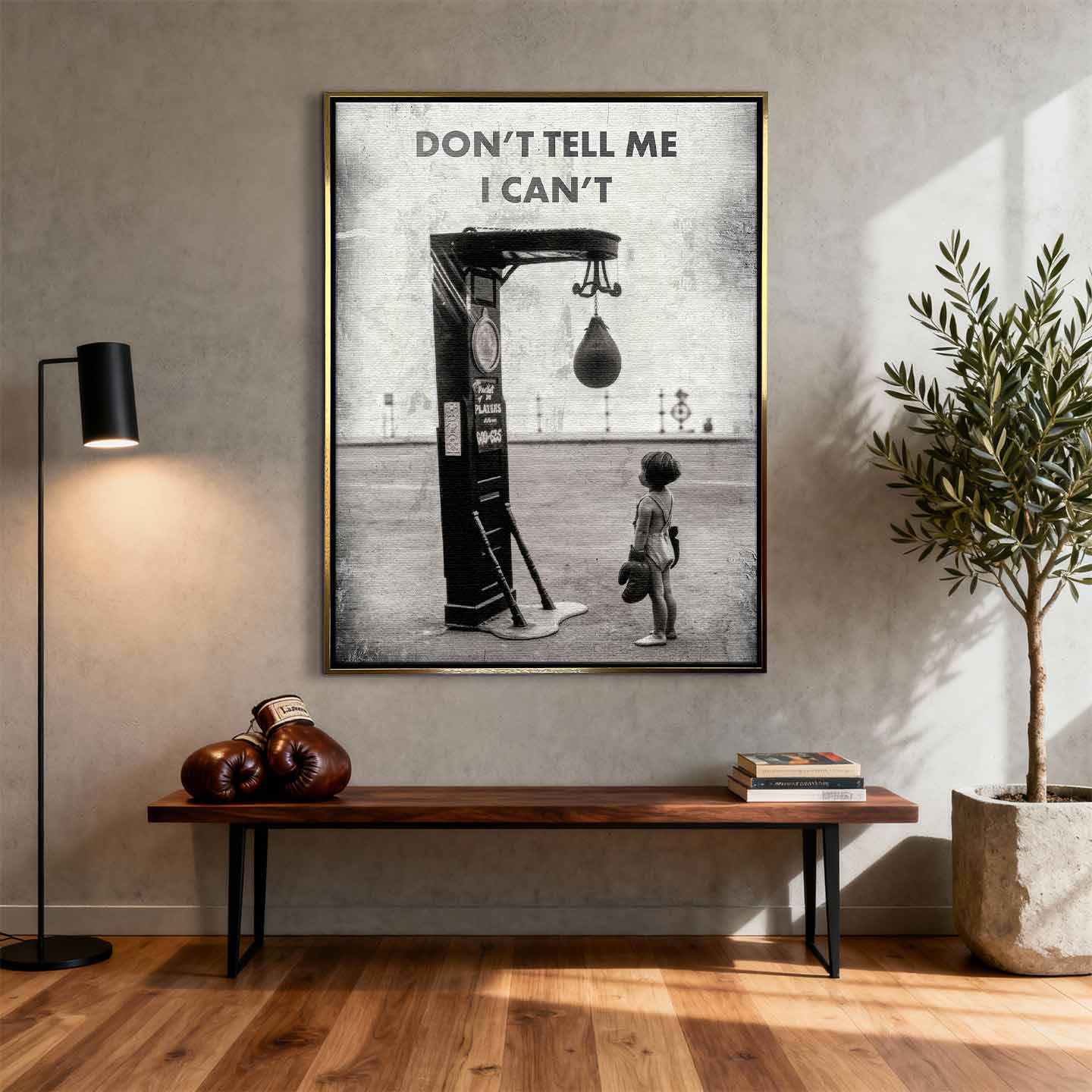 Motywacyjny obraz na płótnie Don’t Tell Me I Can’t – dziecko w rękawicach bokserskich patrzące na worek treningowy, symbol odwagi i determinacji.