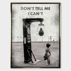 Motywacyjny obraz na płótnie Don’t Tell Me I Can’t – dziecko w rękawicach bokserskich patrzące na worek treningowy, symbol odwagi i determinacji.