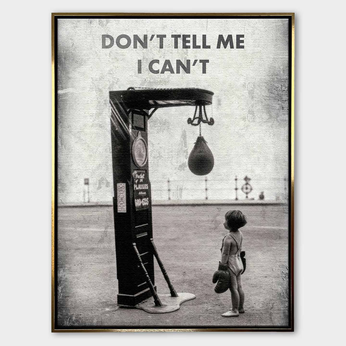 Motywacyjny obraz na płótnie Don’t Tell Me I Can’t – dziecko w rękawicach bokserskich patrzące na worek treningowy, symbol odwagi i determinacji.