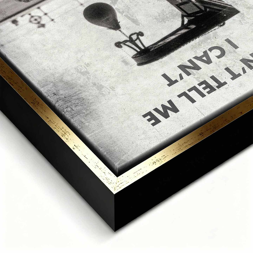 Motywacyjny obraz na płótnie Don’t Tell Me I Can’t – dziecko w rękawicach bokserskich patrzące na worek treningowy, symbol odwagi i determinacji.