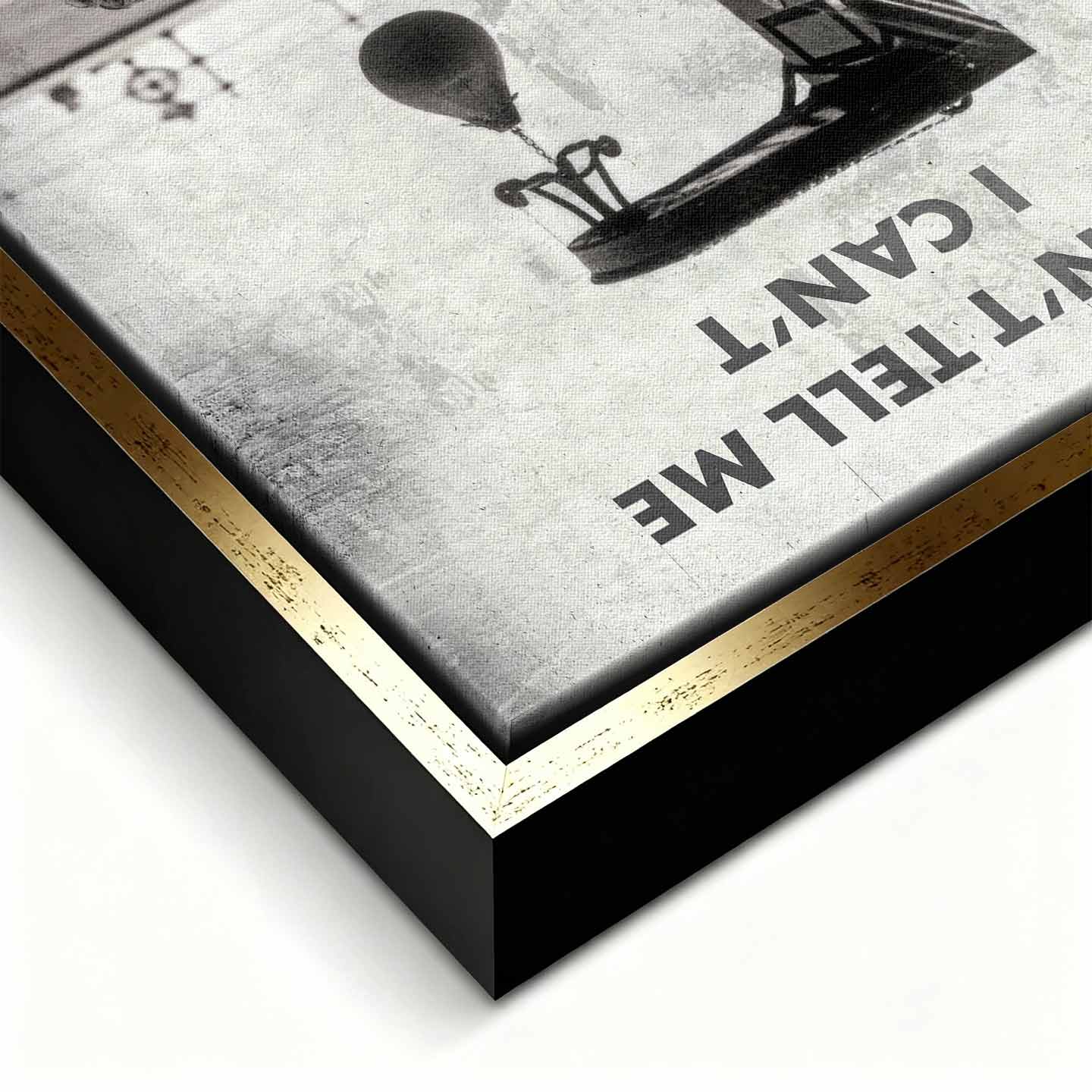 Motywacyjny obraz na płótnie Don’t Tell Me I Can’t – dziecko w rękawicach bokserskich patrzące na worek treningowy, symbol odwagi i determinacji.