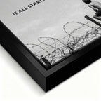 Motywacyjny obraz na płótnie It All Starts With a Dream przedstawiający chłopca patrzącego na samolot, symbolizujący początek marzeń i dążenie do sukcesu.