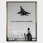 Motywacyjny obraz na płótnie It All Starts With a Dream przedstawiający chłopca patrzącego na samolot, symbolizujący początek marzeń i dążenie do sukcesu.