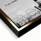 Motywacyjny obraz na płótnie It All Starts With a Dream przedstawiający chłopca patrzącego na samolot, symbolizujący początek marzeń i dążenie do sukcesu.