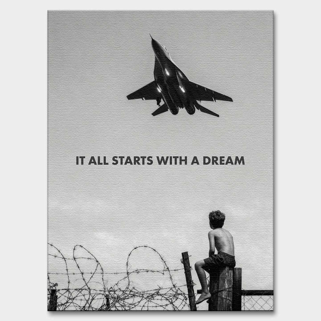 Motywacyjny obraz na płótnie It All Starts With a Dream przedstawiający chłopca patrzącego na samolot, symbolizujący początek marzeń i dążenie do sukcesu.