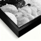 Motywacyjny obraz z Lwem na płótnie Lion Dominance – czarny lew wśród białych owiec z napisem „Dominance Is a Choice”, symbol siły i przywództwa.