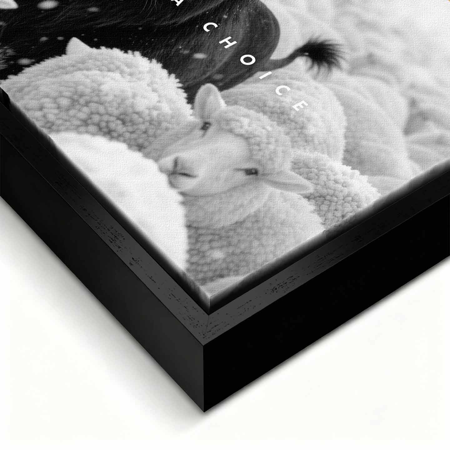 Motywacyjny obraz z Lwem na płótnie Lion Dominance – czarny lew wśród białych owiec z napisem „Dominance Is a Choice”, symbol siły i przywództwa.