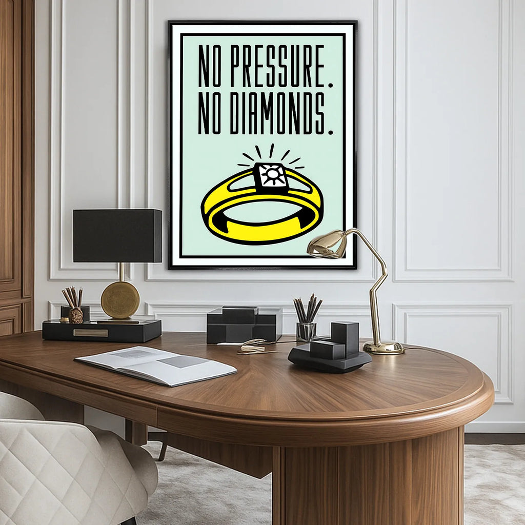 Obraz na płótnie z motywacyjnym napisem „No Pressure. No Diamonds.” przedstawiający żółty pierścień z diamentem na jasnym tle.