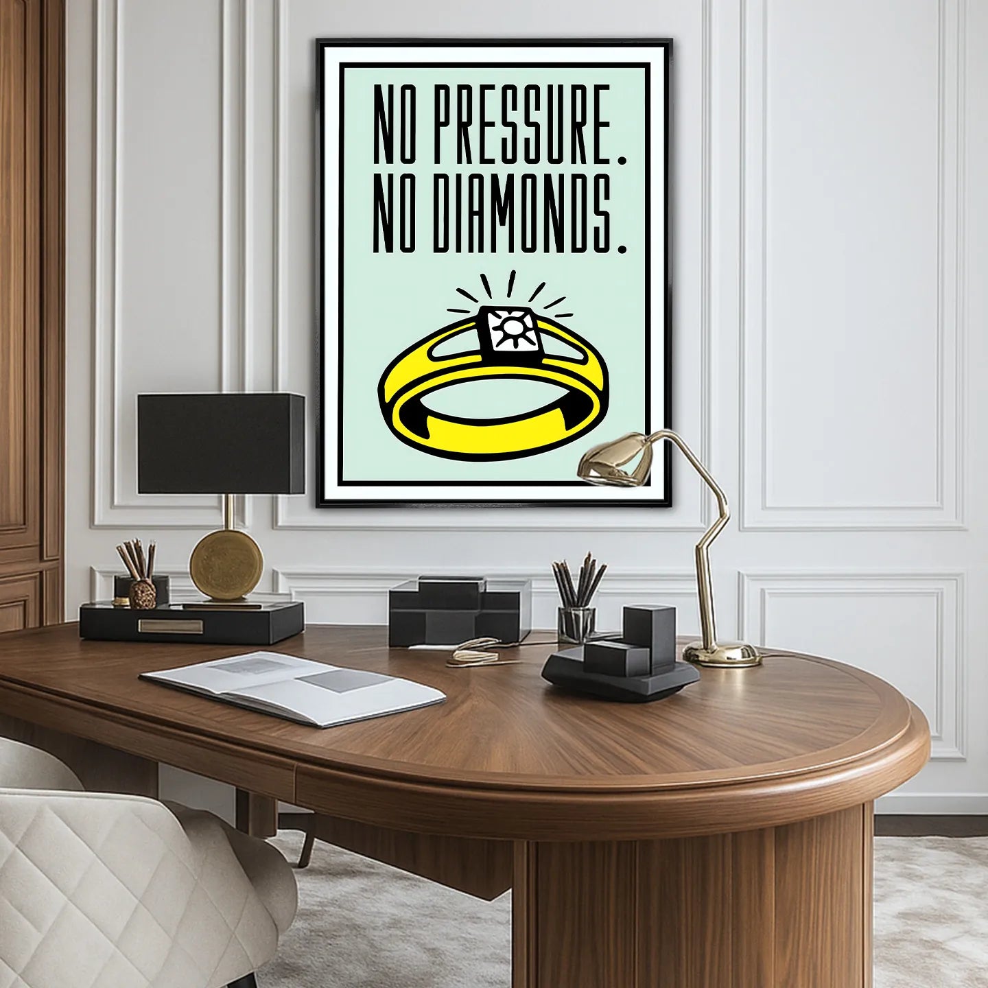 Obraz na płótnie z motywacyjnym napisem „No Pressure. No Diamonds.” przedstawiający żółty pierścień z diamentem na jasnym tle.