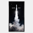 Motywacyjny obraz na płótnie z rakietą Never Stop – rakieta startująca w przestrzeń, symbol determinacji, ambicji i nieustannego rozwoju.