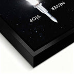 Motywacyjny obraz na płótnie z rakietą Never Stop – rakieta startująca w przestrzeń, symbol determinacji, ambicji i nieustannego rozwoju.