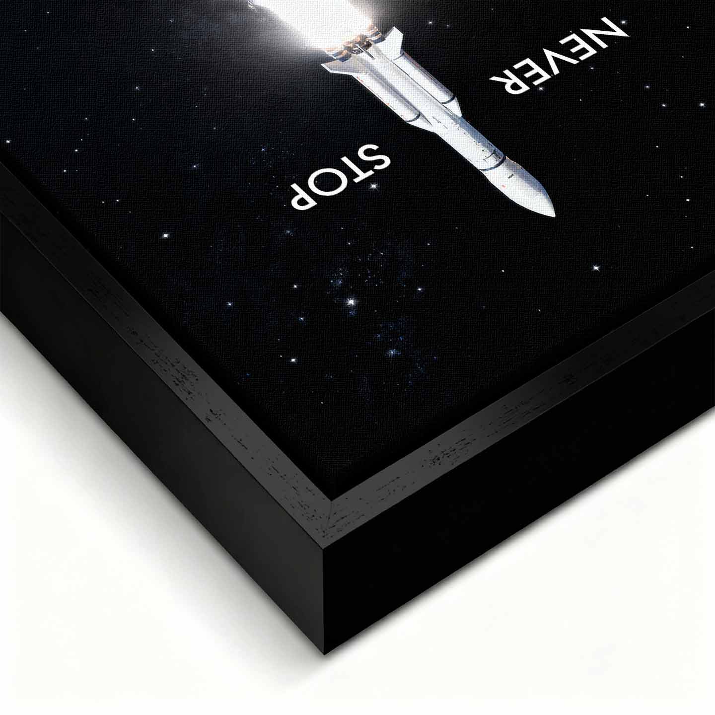 Motywacyjny obraz na płótnie z rakietą Never Stop – rakieta startująca w przestrzeń, symbol determinacji, ambicji i nieustannego rozwoju.