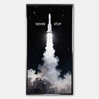 Motywacyjny obraz na płótnie z rakietą Never Stop – rakieta startująca w przestrzeń, symbol determinacji, ambicji i nieustannego rozwoju.