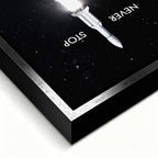 Motywacyjny obraz na płótnie z rakietą Never Stop – rakieta startująca w przestrzeń, symbol determinacji, ambicji i nieustannego rozwoju.