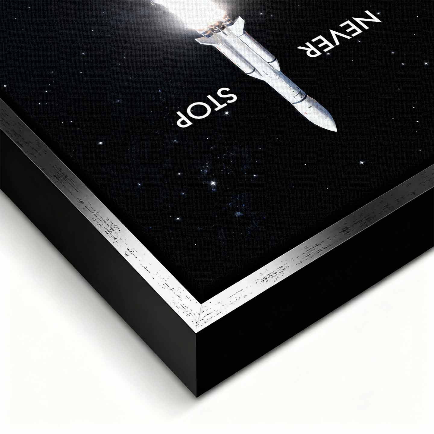 Motywacyjny obraz na płótnie z rakietą Never Stop – rakieta startująca w przestrzeń, symbol determinacji, ambicji i nieustannego rozwoju.