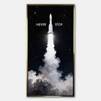 Motywacyjny obraz na płótnie z rakietą Never Stop – rakieta startująca w przestrzeń, symbol determinacji, ambicji i nieustannego rozwoju.