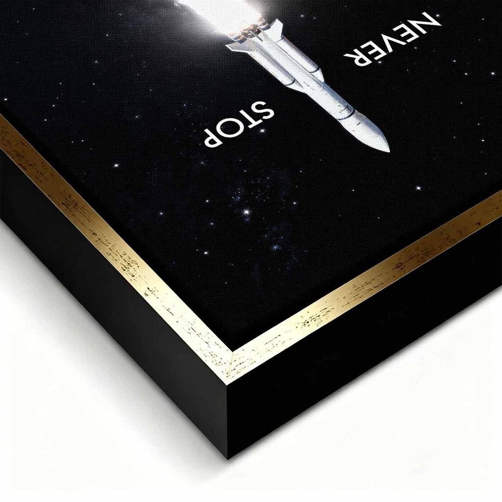 Motywacyjny obraz na płótnie z rakietą Never Stop – rakieta startująca w przestrzeń, symbol determinacji, ambicji i nieustannego rozwoju.